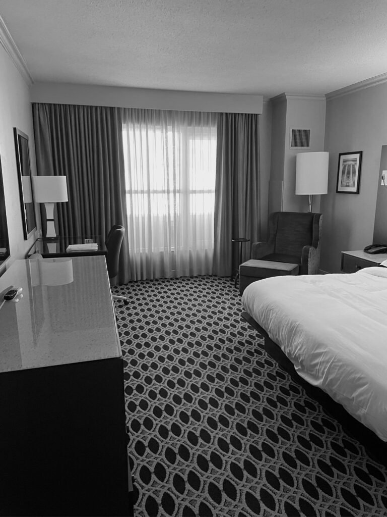 a hotel carpet room with a clean carpet